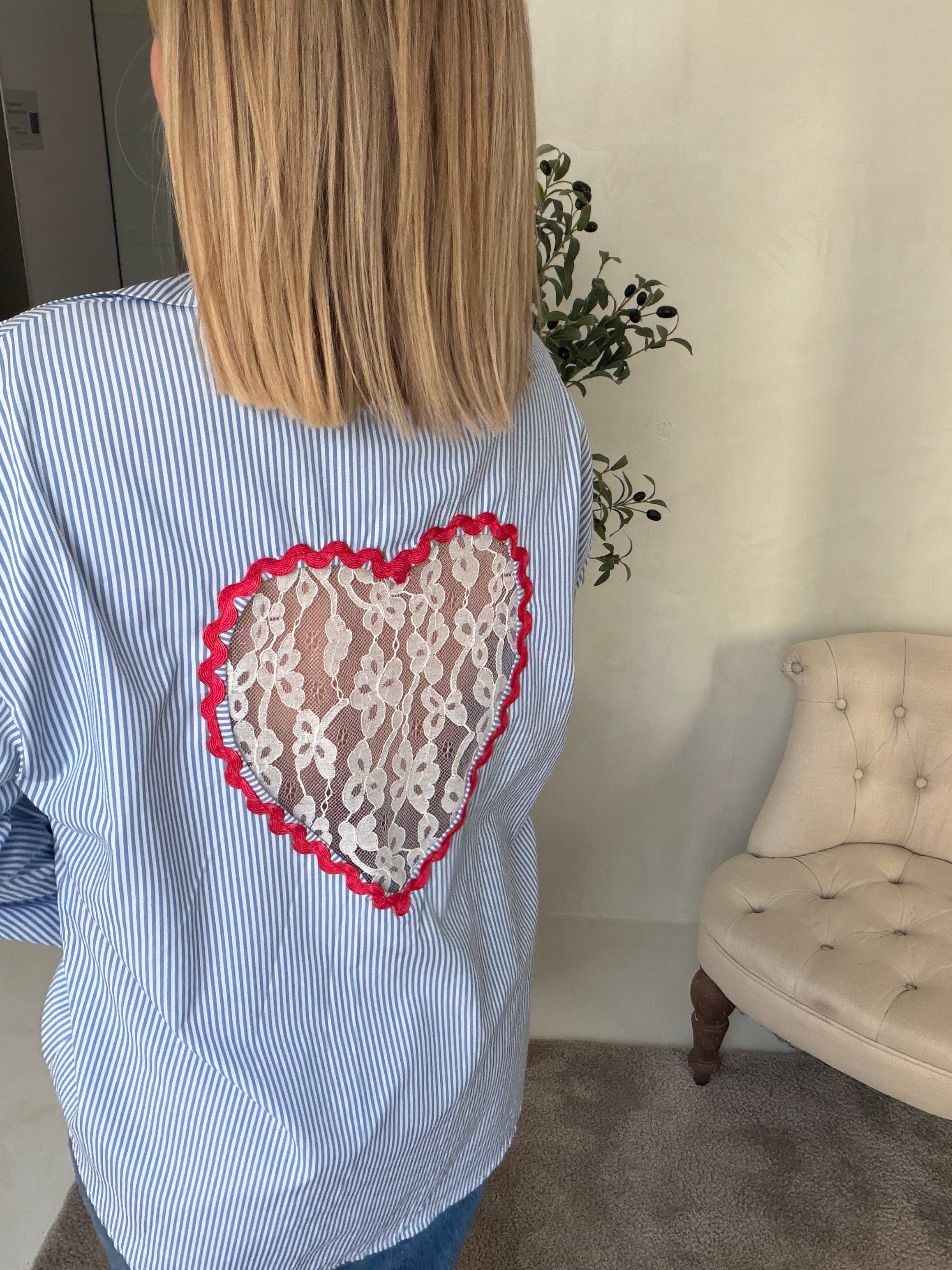 Chemise rayée avec coeur en dentelle dans le dos — vue 2