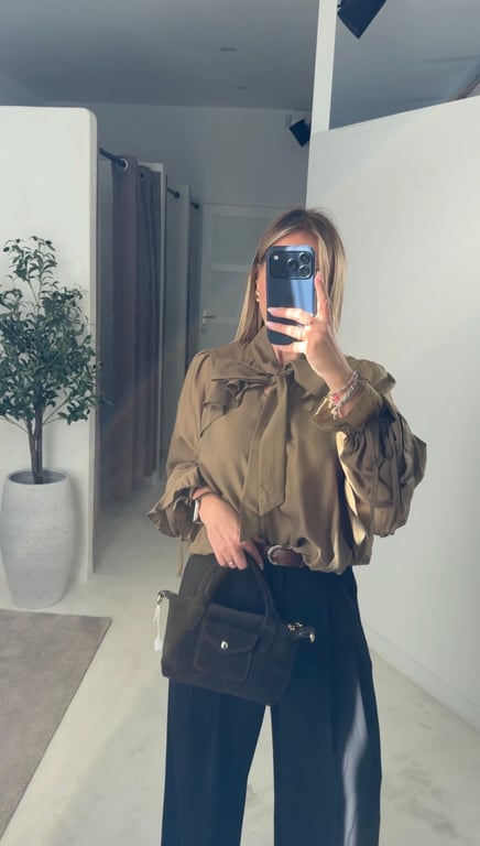 Blouse kaki à volants et col à nouer élégant — vue alternative