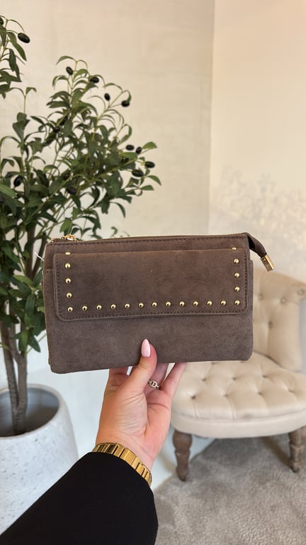 Pochette en daim taupe & clous dorés