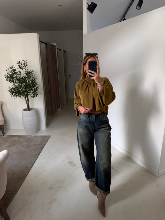 Blouse olive col montant et manches bouffantes