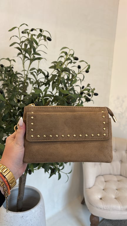 Pochette en daim beige & clous dorés