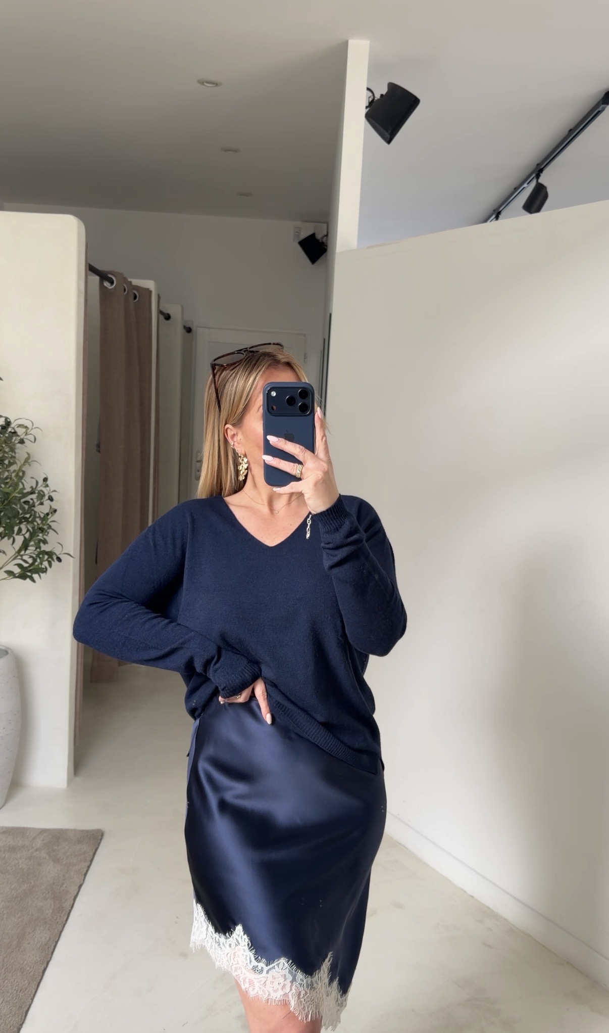 Bustier/Jupe satiné bleu marine asymétrique avec dentelle — vue 2