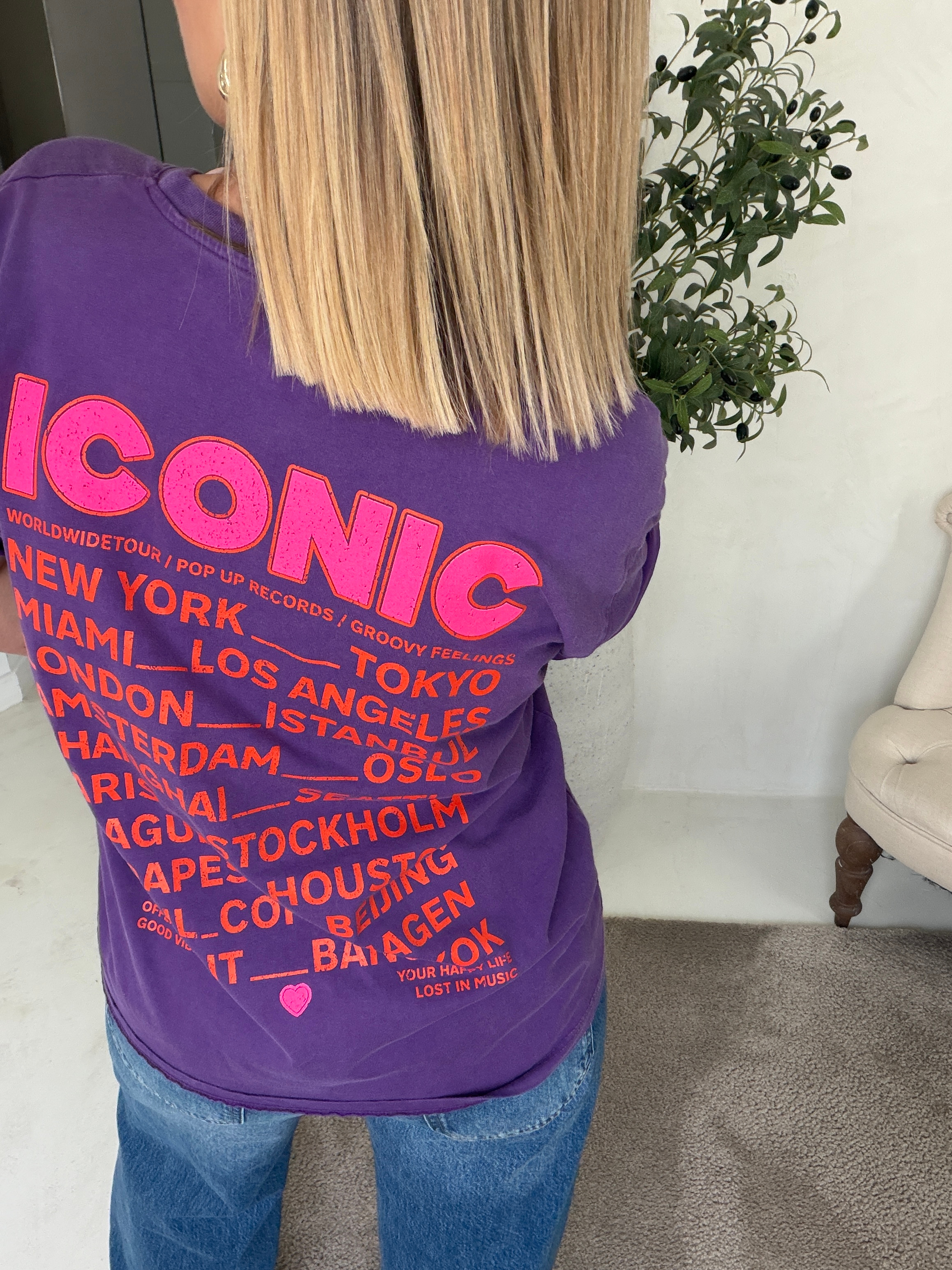 T-shirt violet avec « iconic » rose — vue 2