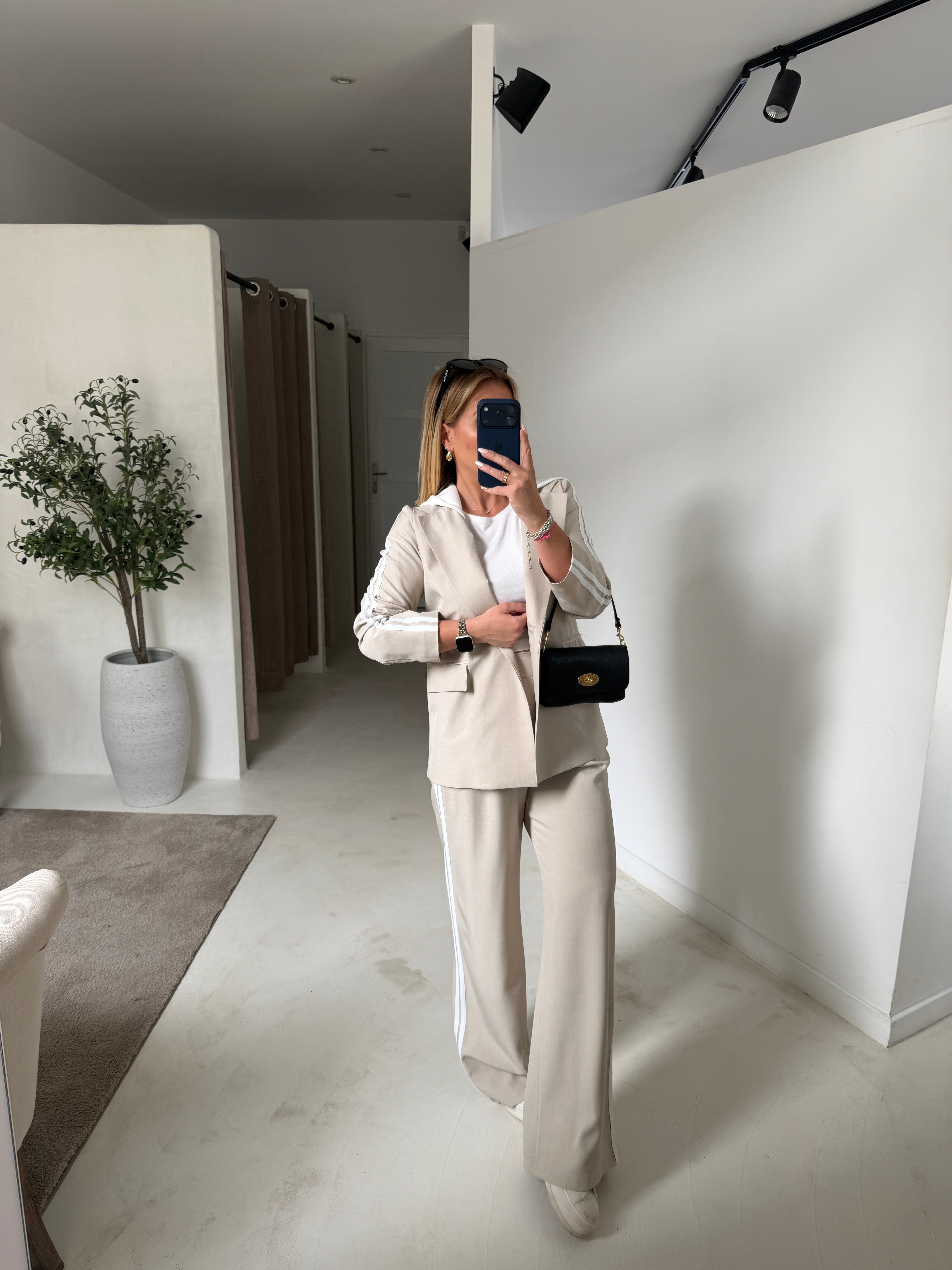 Pantalon beige avec bandes blanches sur le côté — vue alternative
