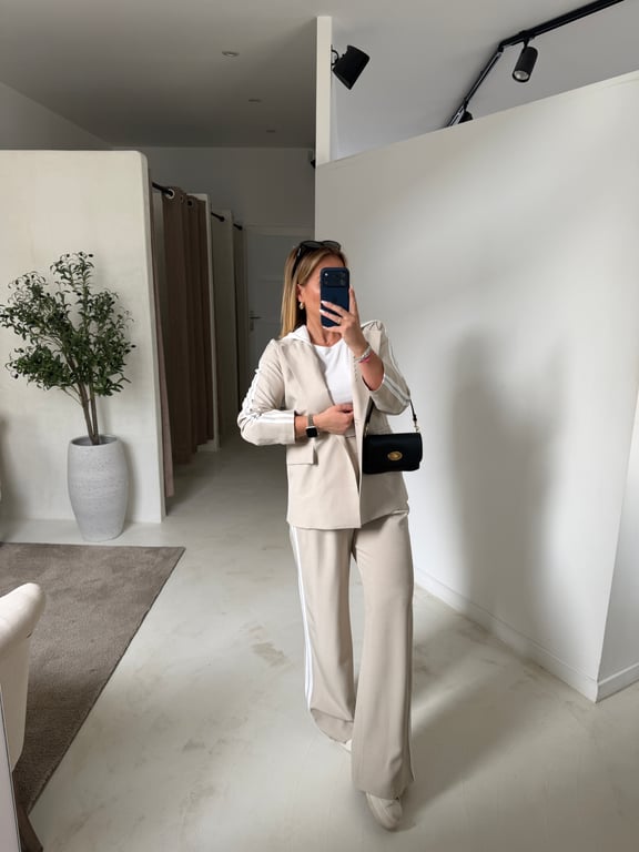 Pantalon beige avec bandes blanches sur le côté — vue alternative
