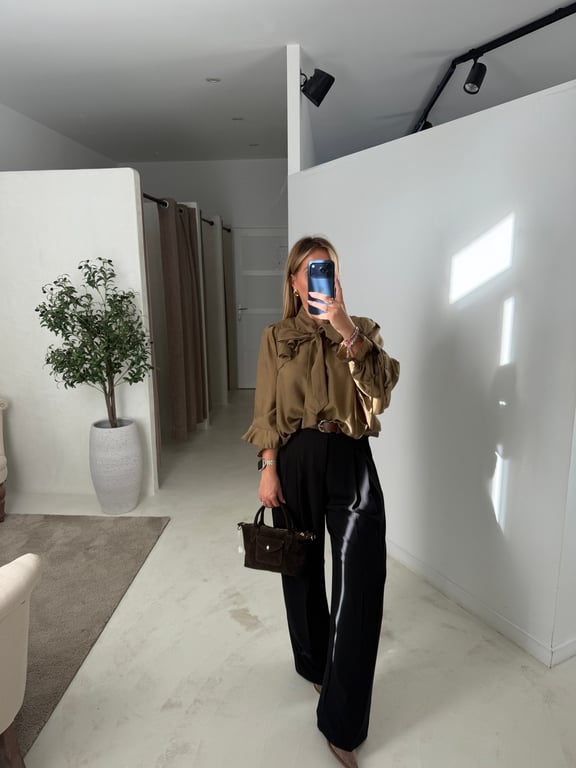 Blouse kaki à volants et col à nouer élégant