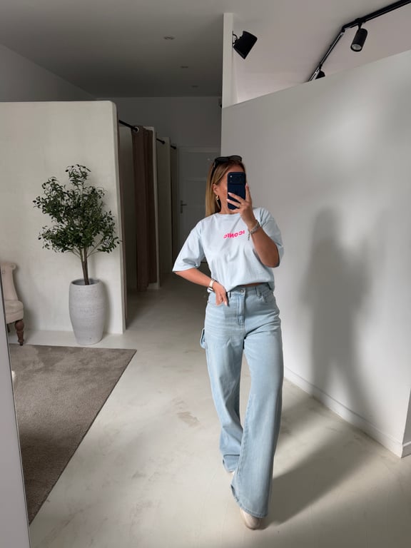 T-shirt bleu ciel avec « iconic » rose