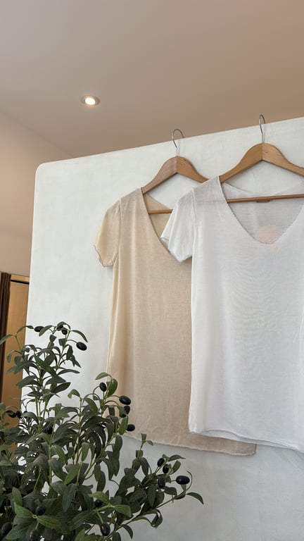 T-shirts col V avec fin liseré argenté