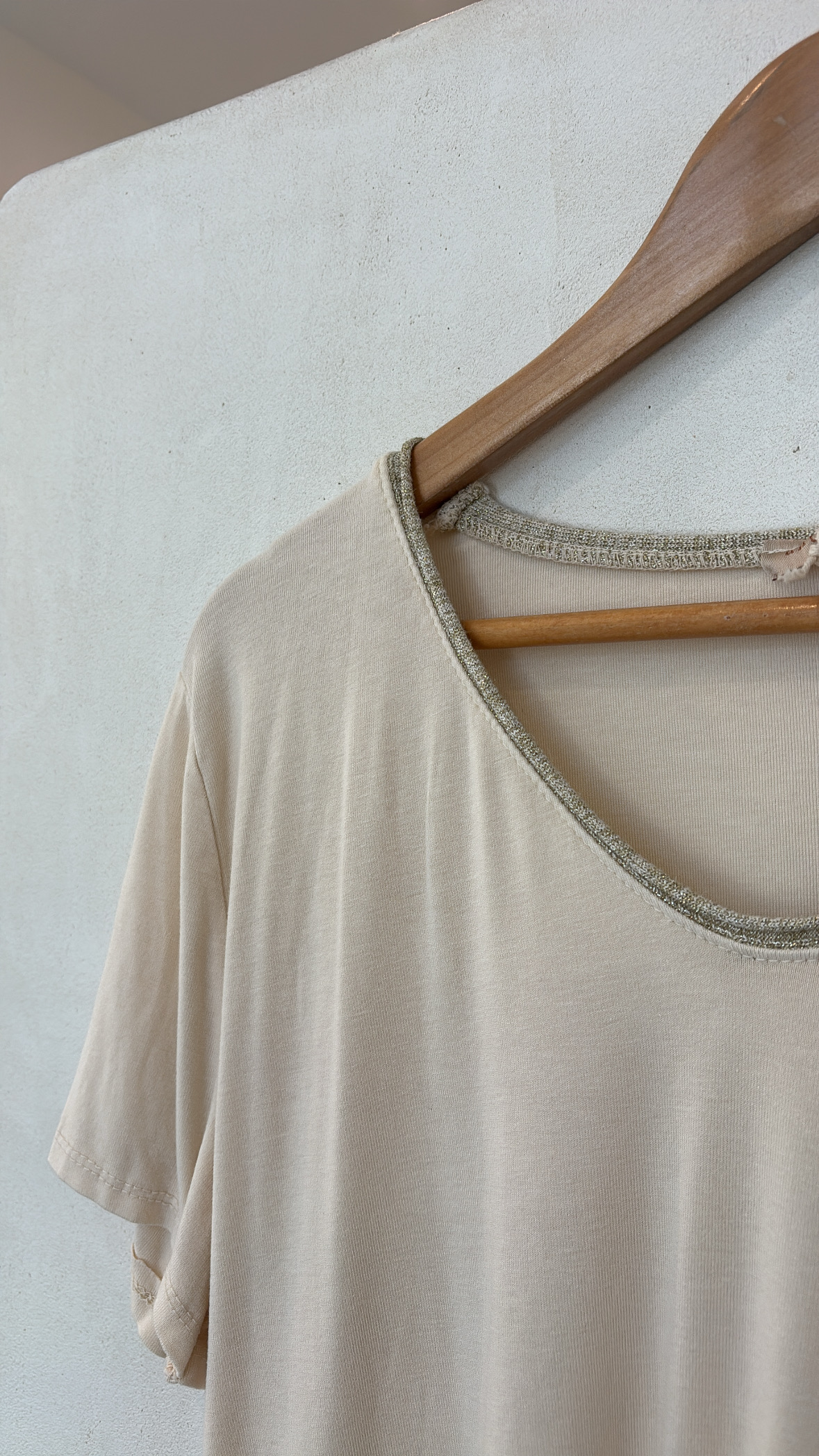 T-shirts col V fluide avec liseré doré — vue 2