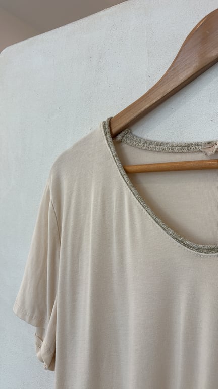 T-shirts col V fluide avec liseré doré — vue alternative