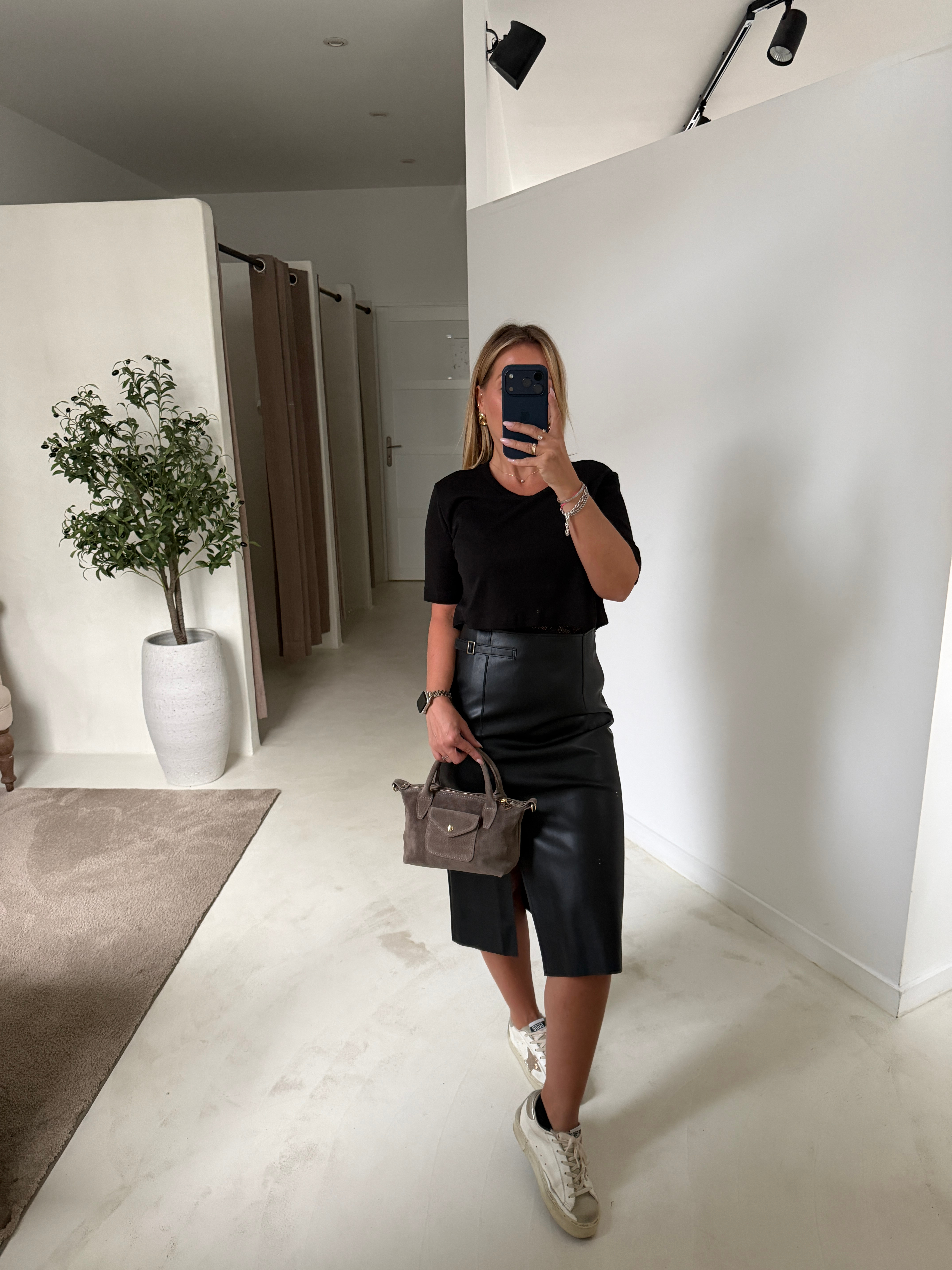 T-shirt court noir avec body en dentelle — vue 2