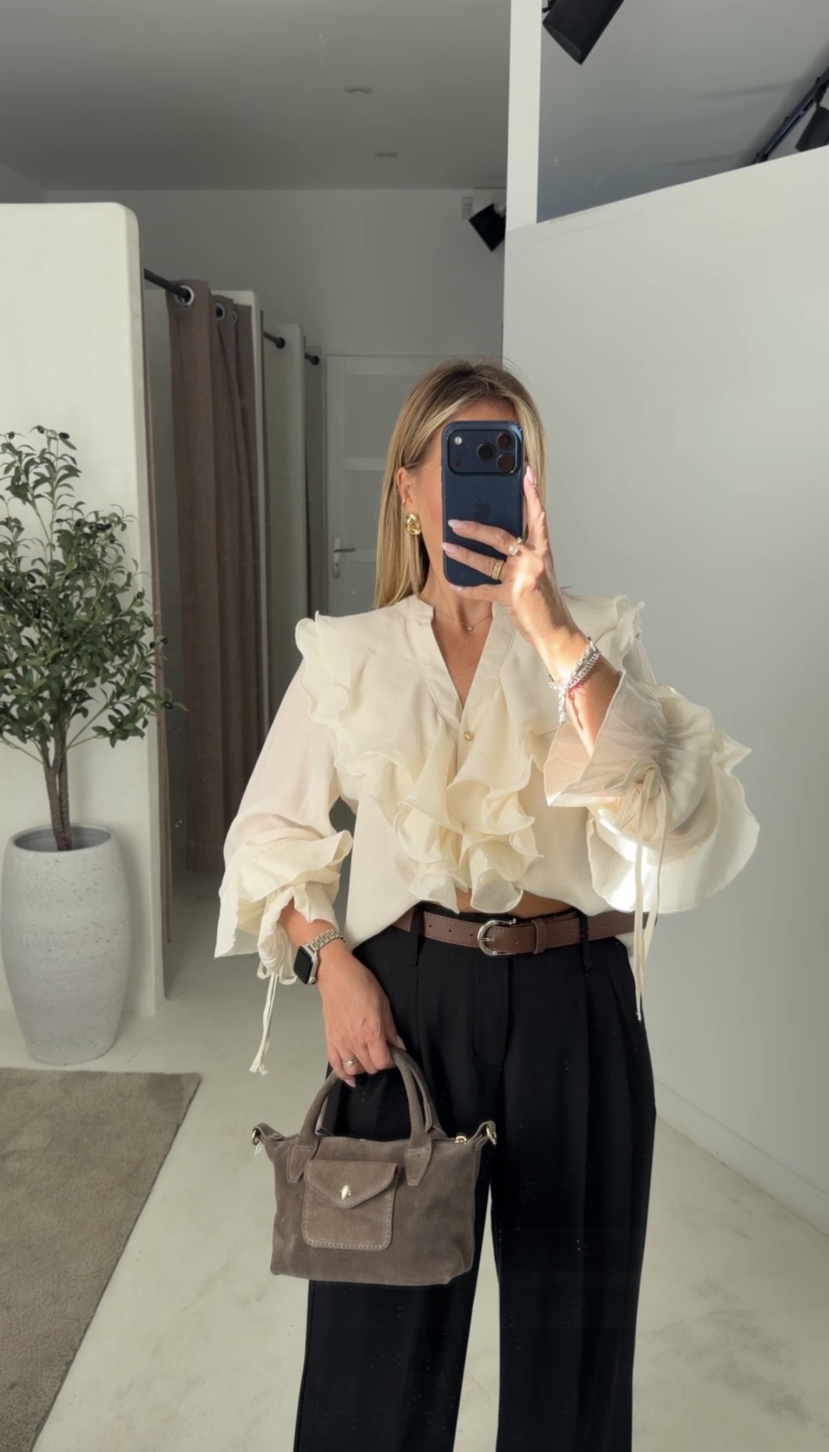 Blouse écru à volants et bouton doré — vue 2