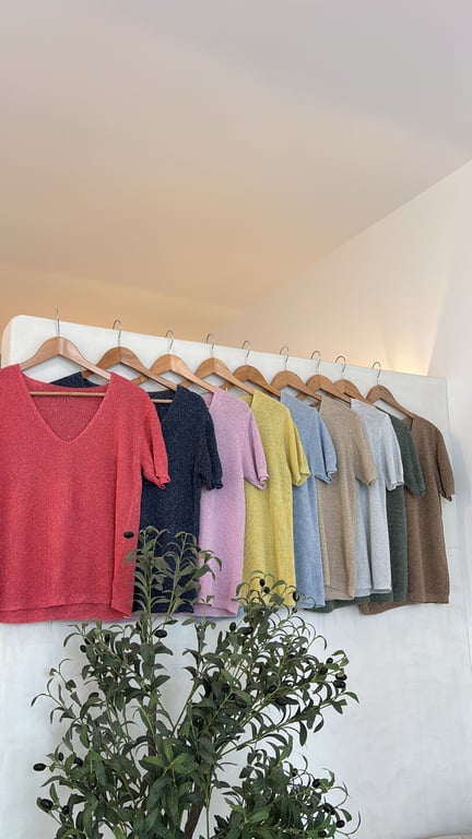 T-shirts col V avec fil argenté