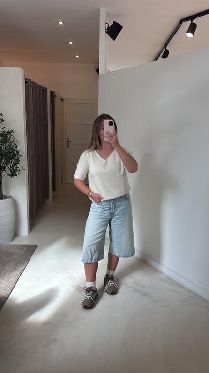 Pulls sans manches col V (plusieurs coloris) — vue alternative