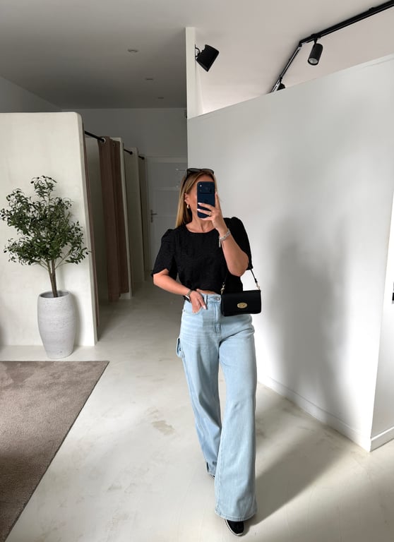 Blouse courte noir avec broderies