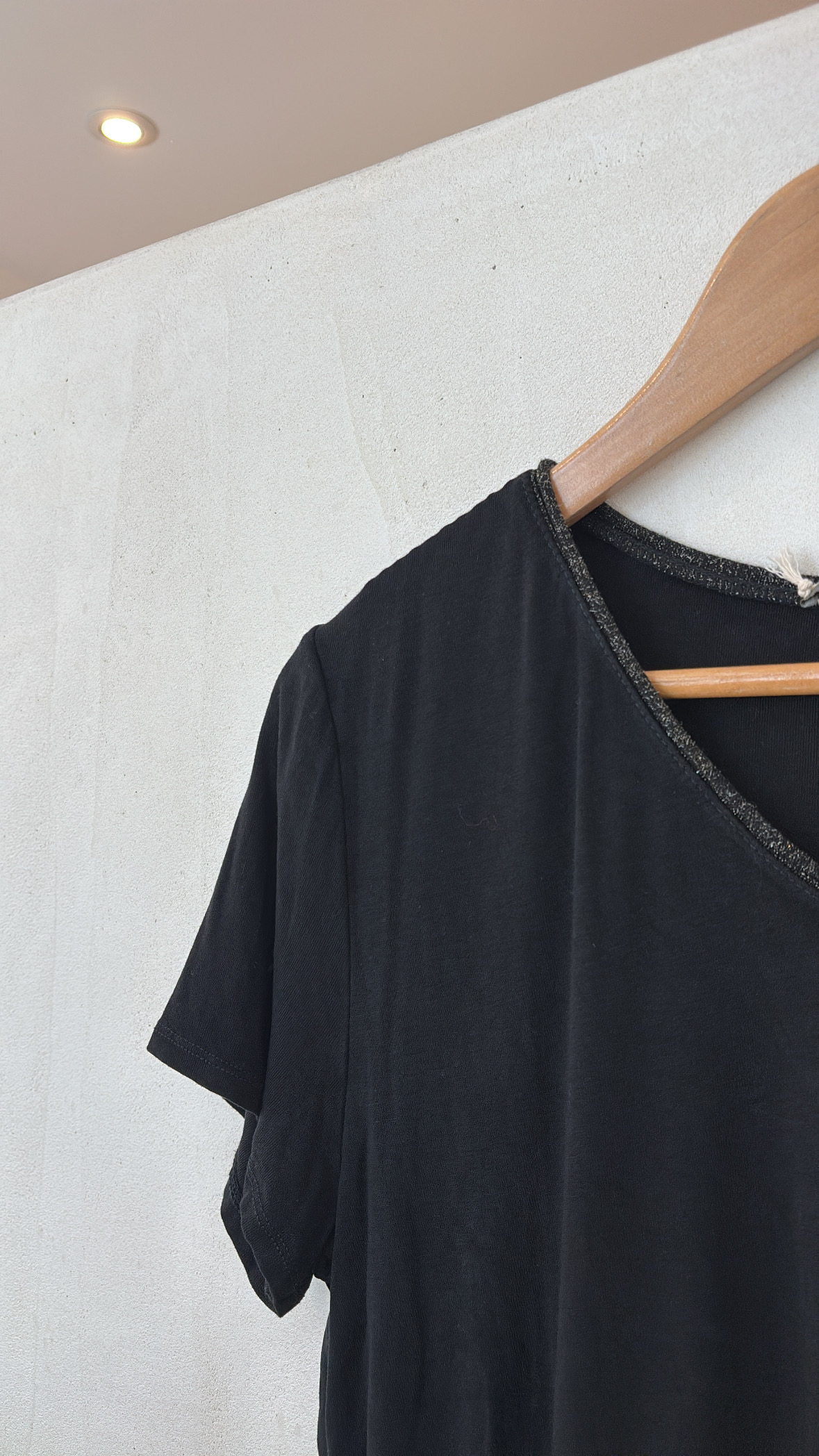 T-shirts col V fluide avec liseré doré — vue 3