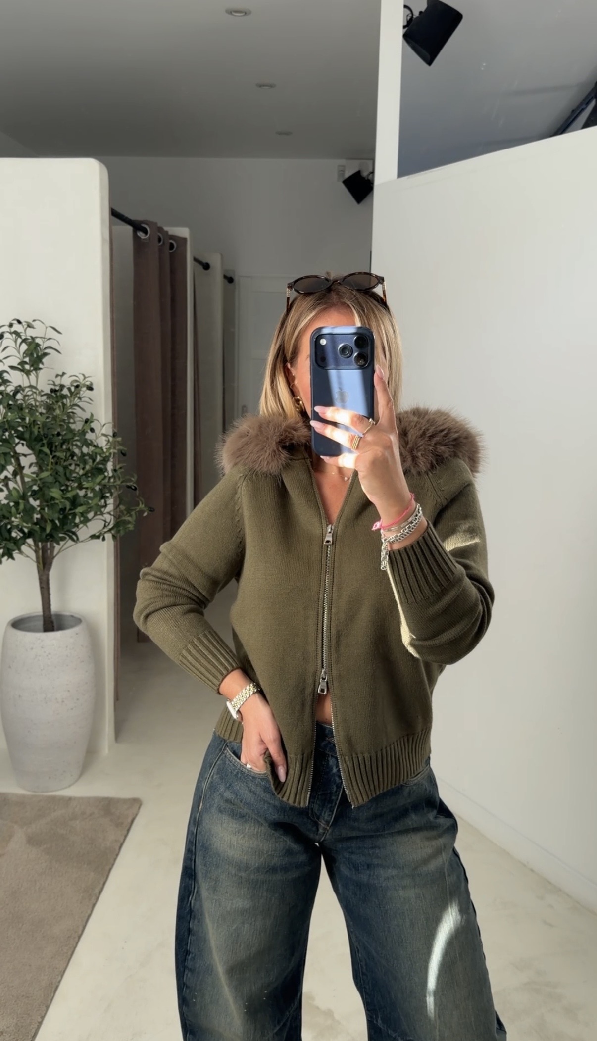 Gilet à capuche kaki avec fourrure — vue 2