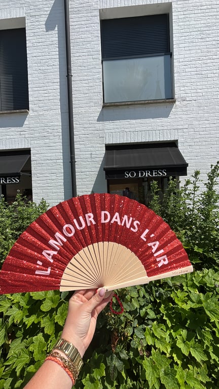 Éventail "l'amour dans l'air" pailleté rouge