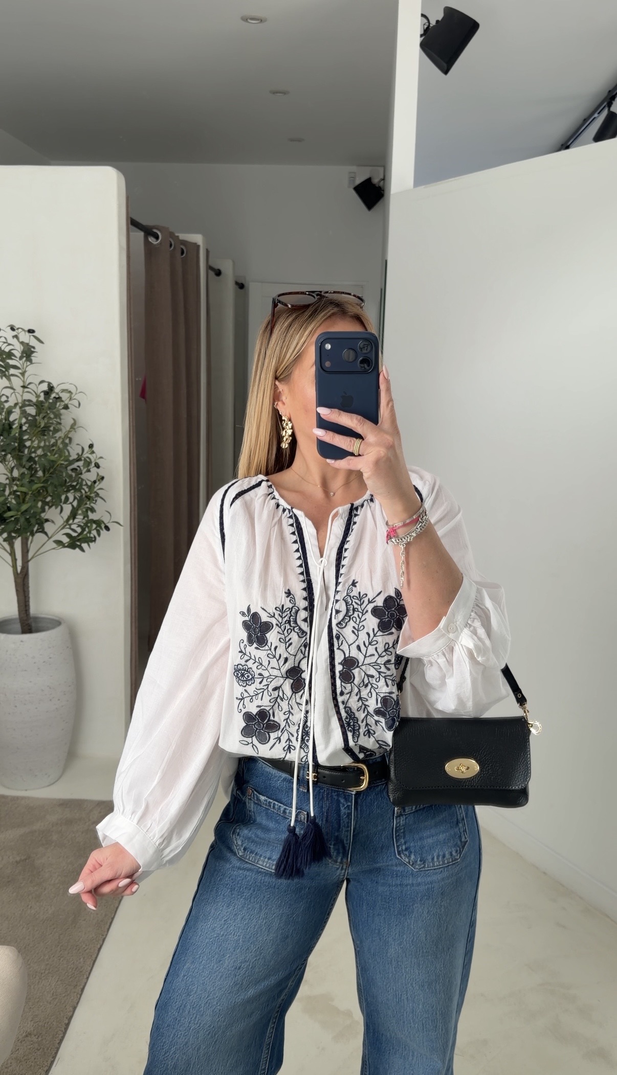 Blouse blanche avec broderies marine bohème — vue 2