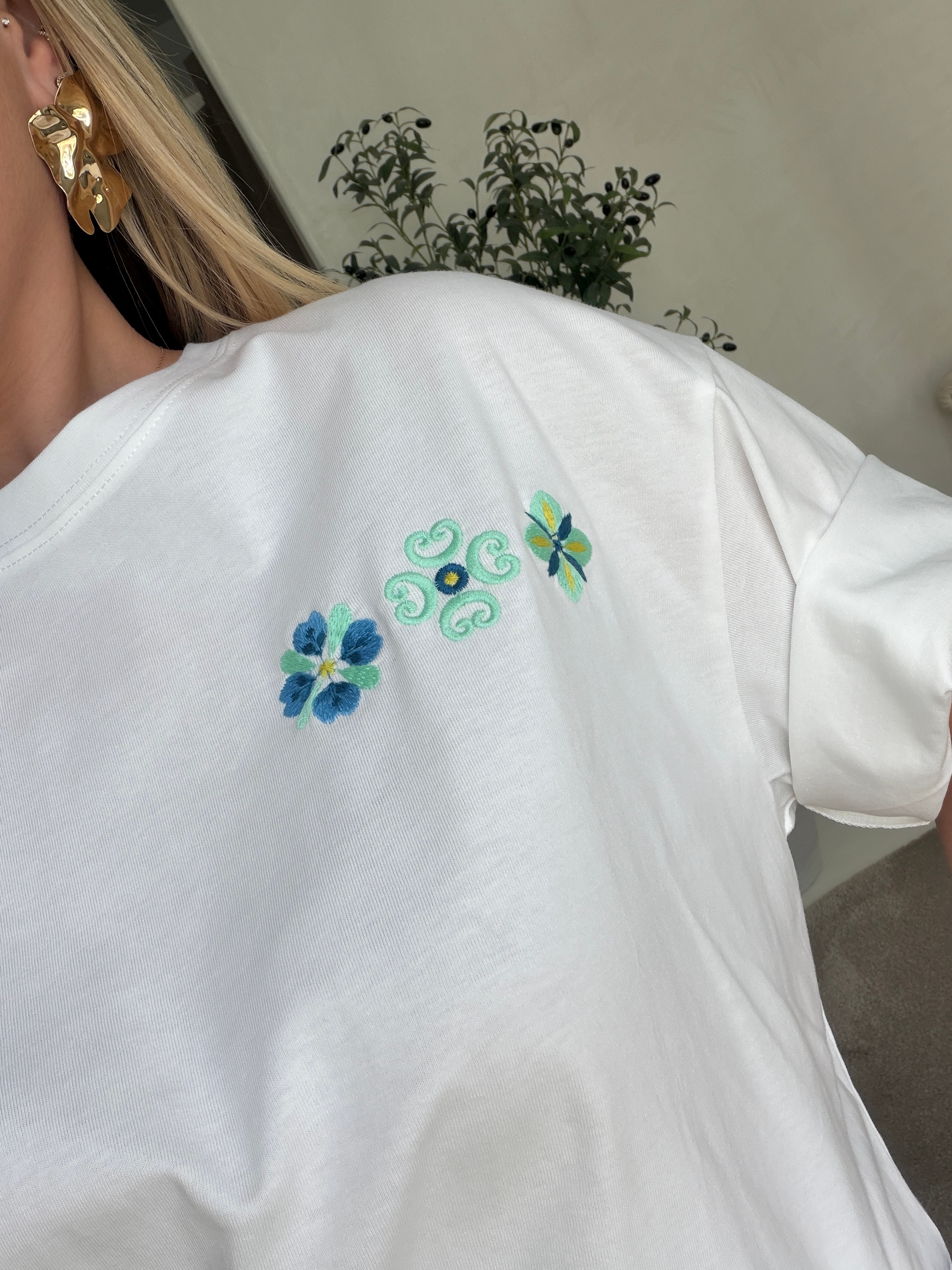 T-shirt blanc à broderies fleurs bleues — vue 2