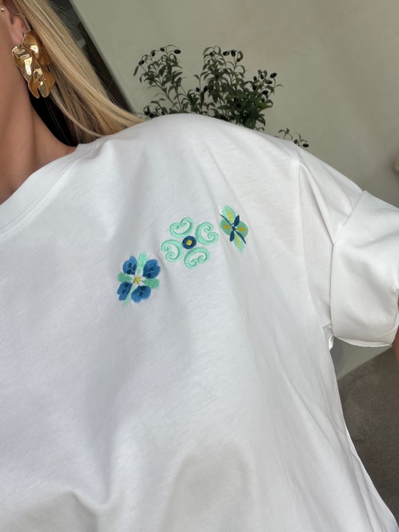 T-shirt blanc à broderies fleurs bleues — vue alternative