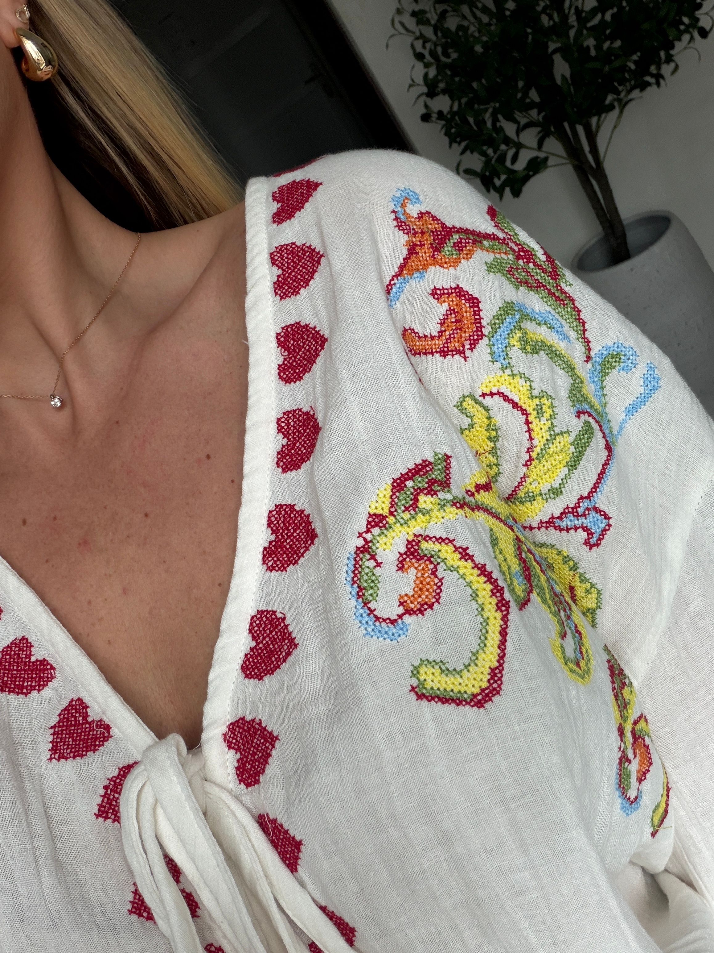Blouse ample col V et broderies colorées — vue 2