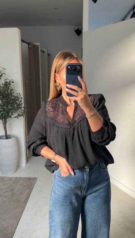 Blouse noir à détails transparents
