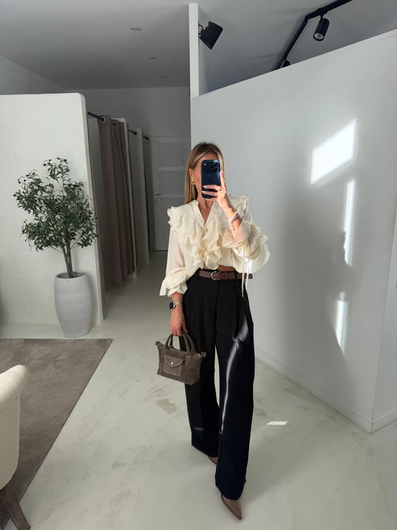 Blouse écru à volants et bouton doré