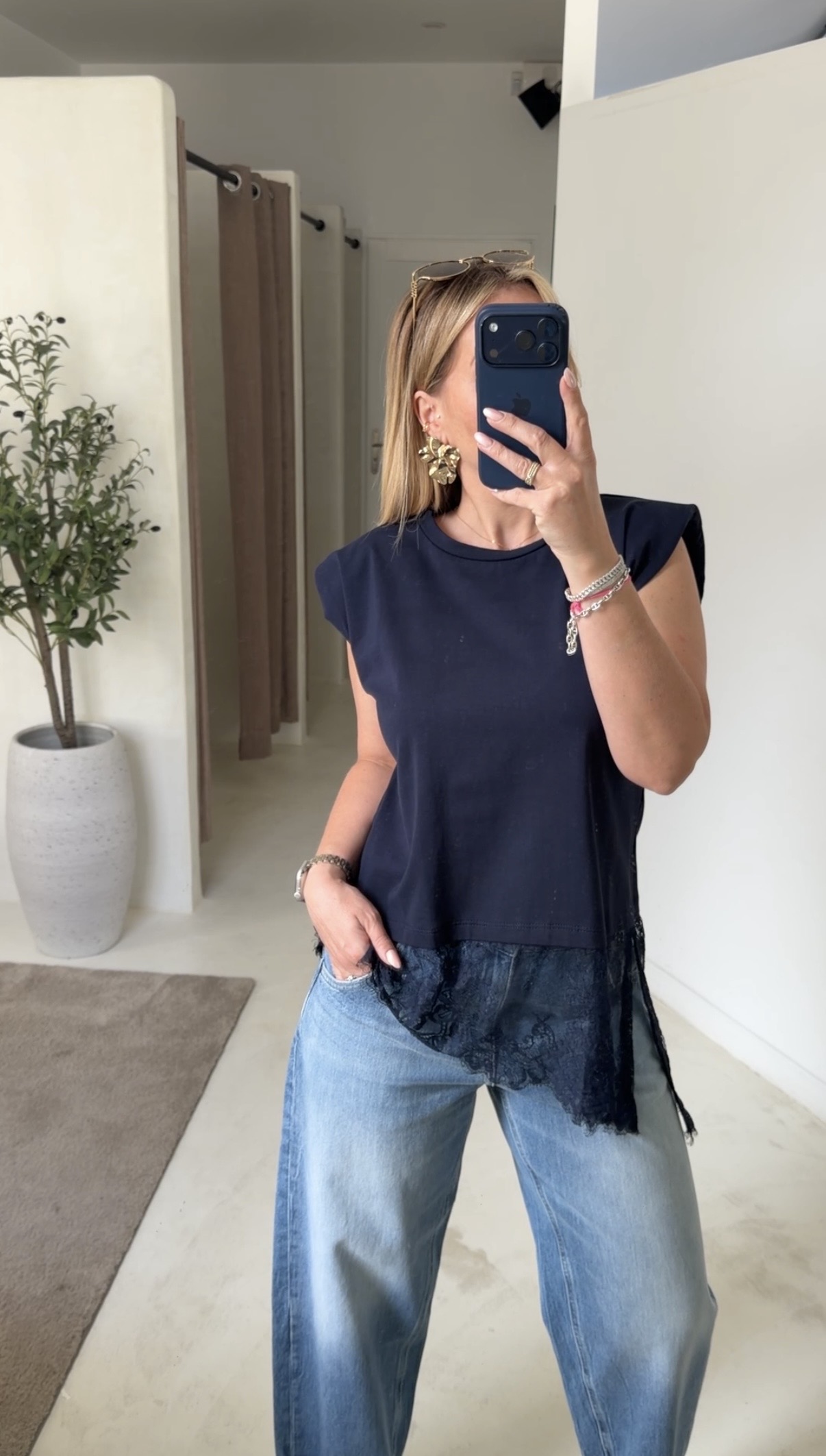 T-shirt à épaulettes et dentelle bleu marine — vue 2