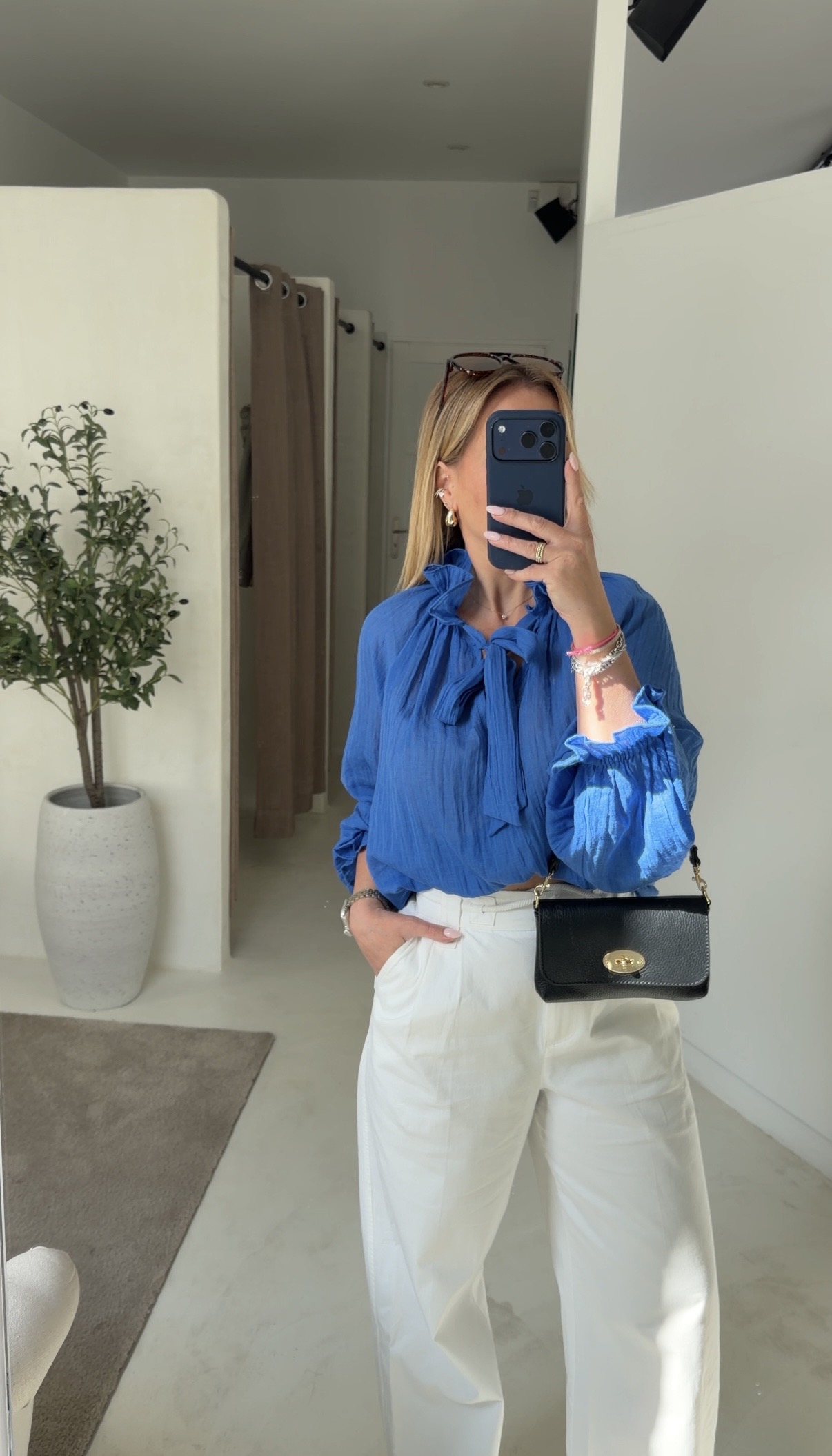 Blouse bleu électrique à nouer au col — vue 2
