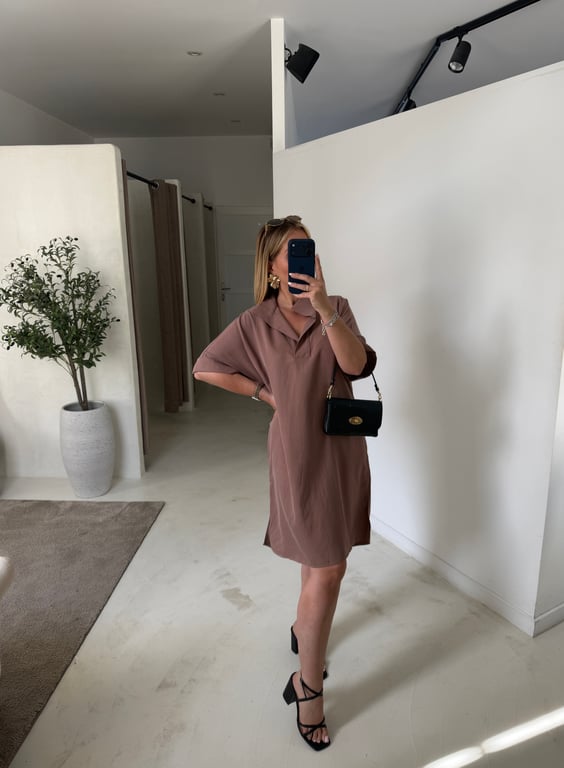 Robe marron col V montant