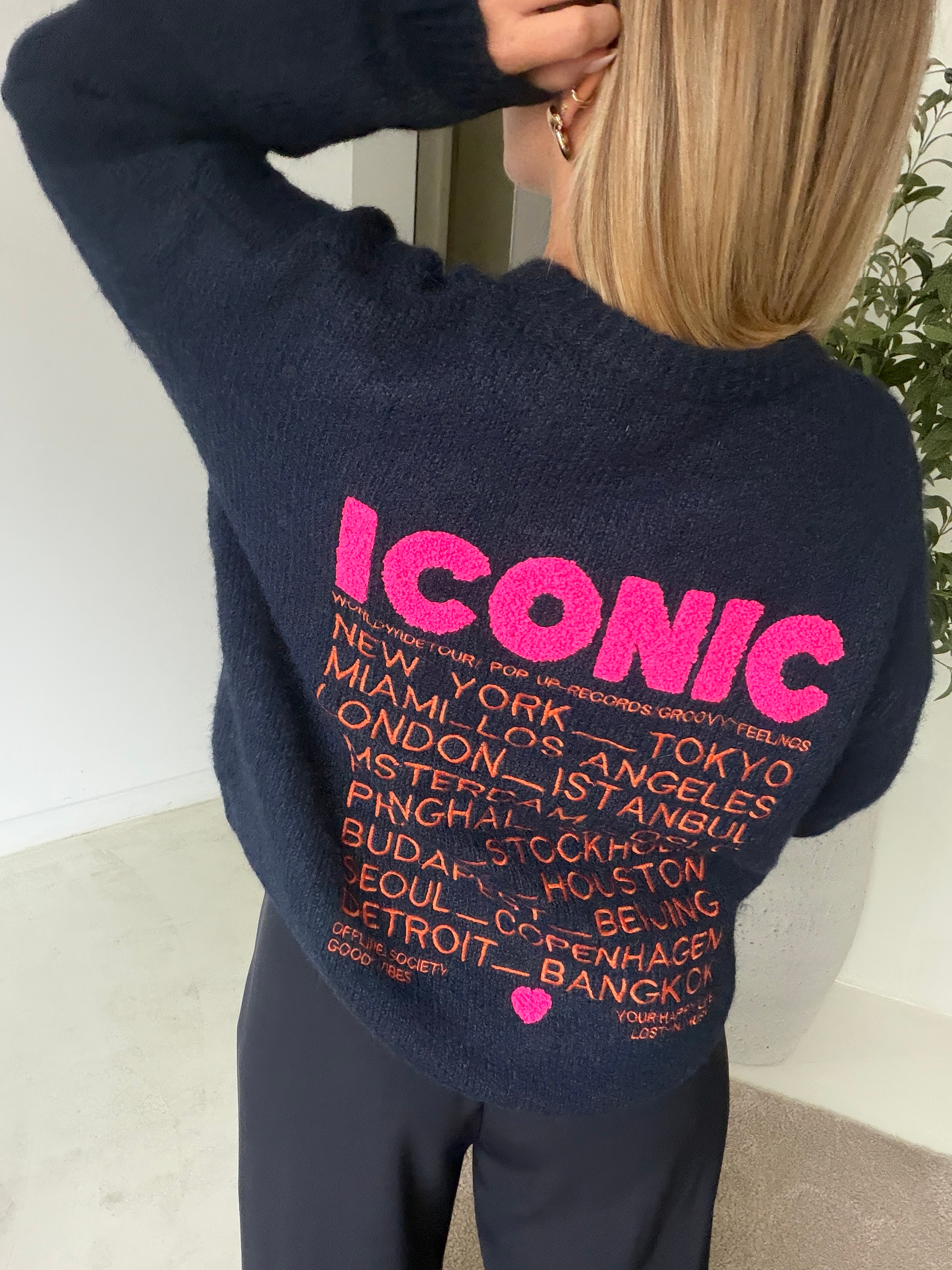 Pull oversize bleu marine iconic — vue 3