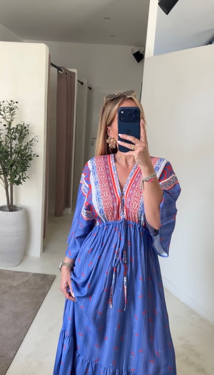 Robe longue bleue à motifs rouges — vue alternative