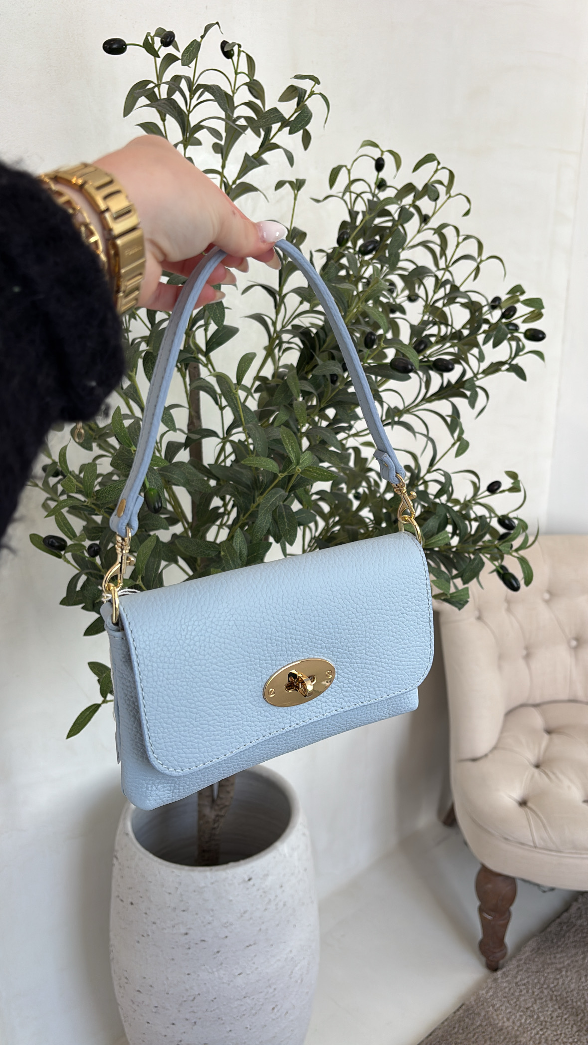 Sac à main bleu ciel avec fermoir doré