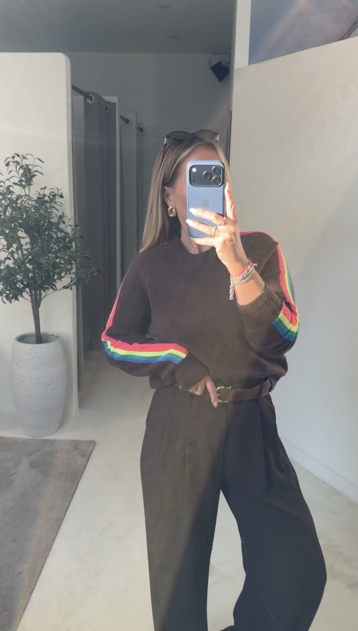 Pull col rond marron détails arc-en-ciel — vue 2