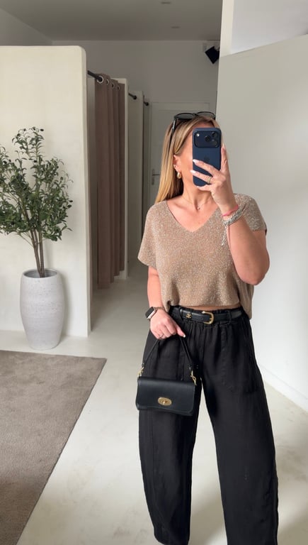 Top beige col V avec fil irisé