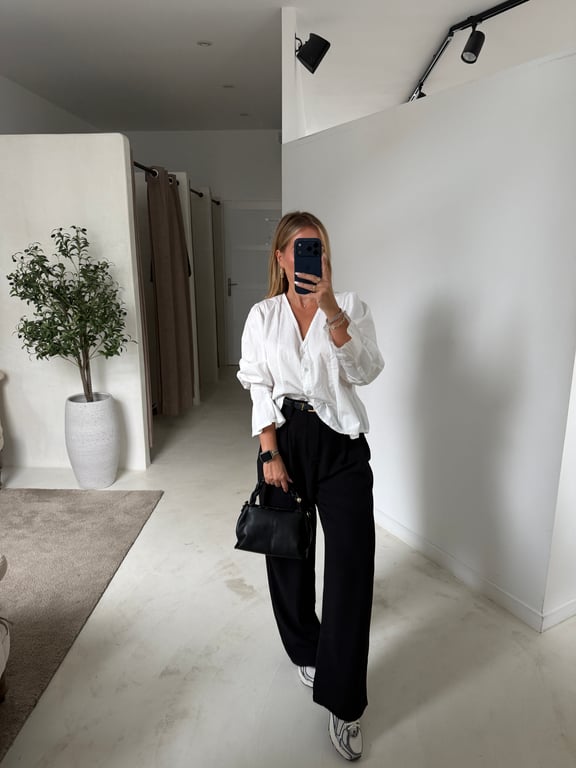 Blouse blanche col v et manches évasées