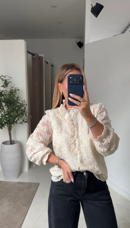 Blouse écru à broderies trèfle