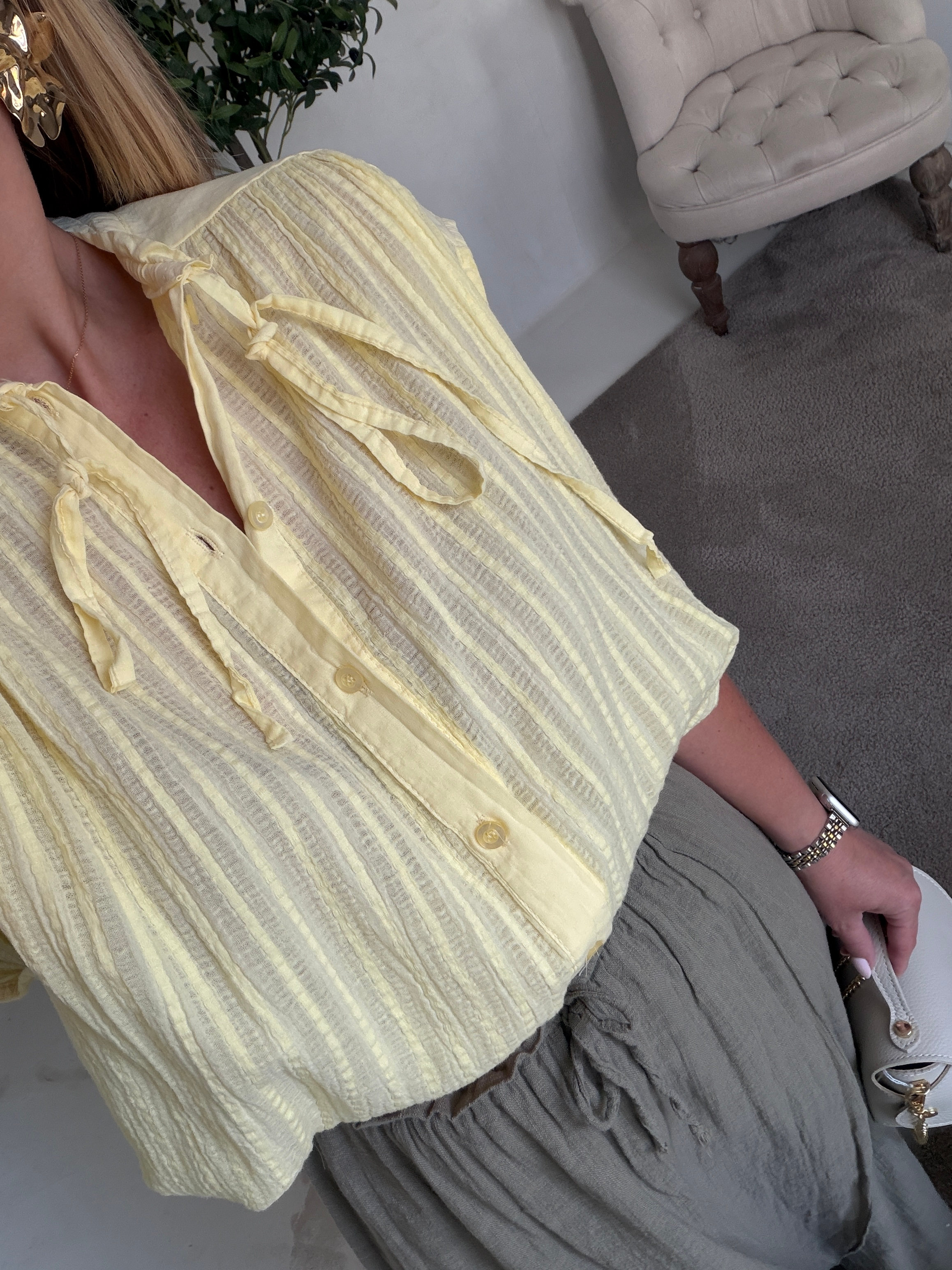 Blouse texturé jaune avec noeud au col — vue 2