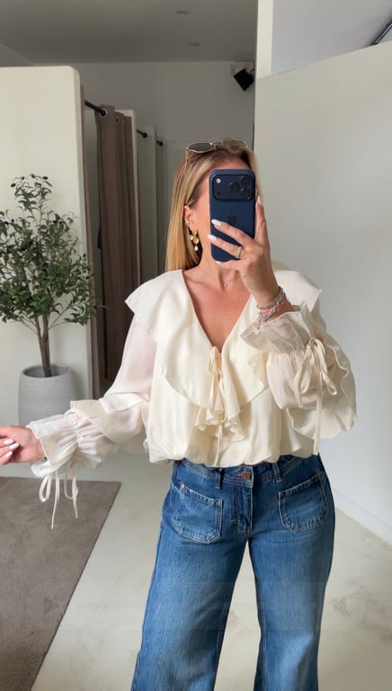 Blouse crème à volants