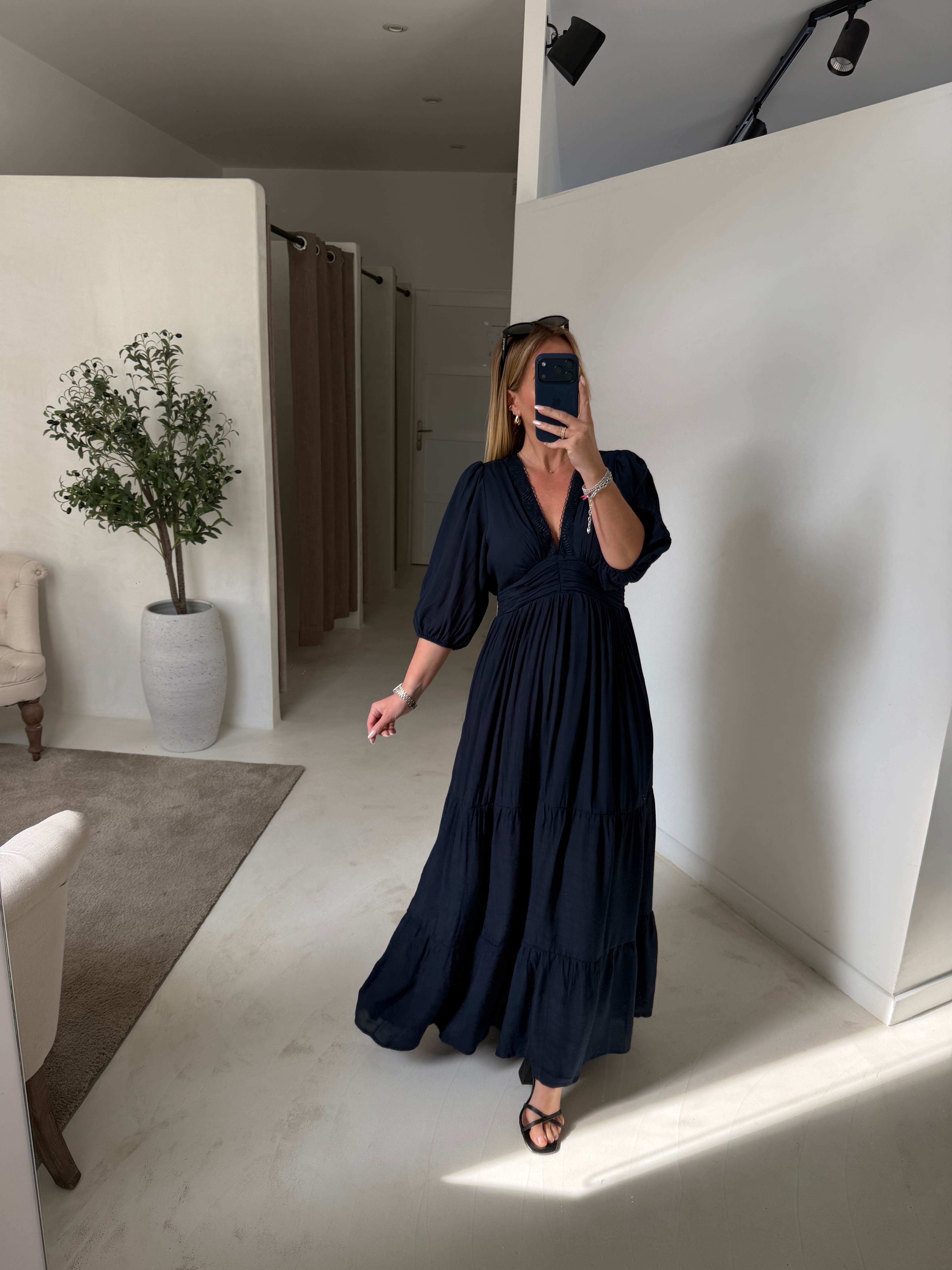 Robe longue bleu marine resserée à la taille