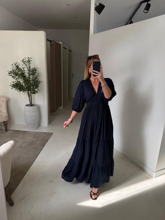 Robe longue bleu marine resserée à la taille