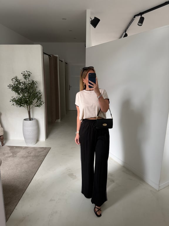 Pantalon large noir détails coutures blanches