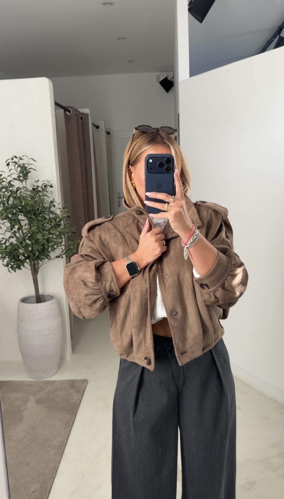 Veste en daim taupe à épaulettes et col funnel — vue 3