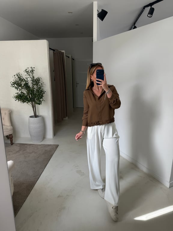 Chemise kaki marronné fleurs dans le bas