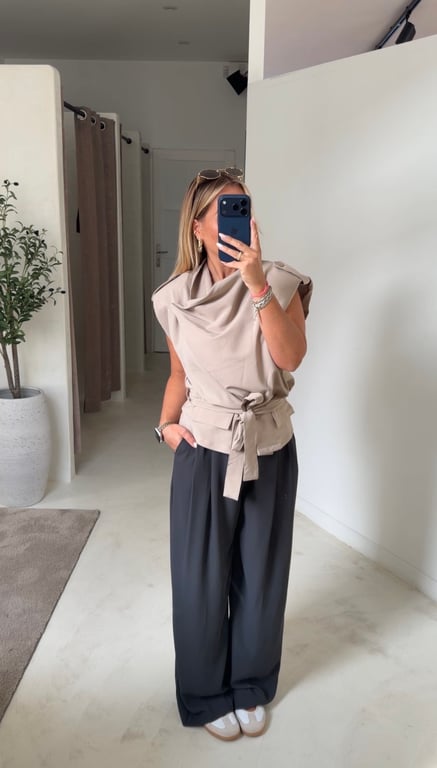 Haut style trench beige clair ceinturé