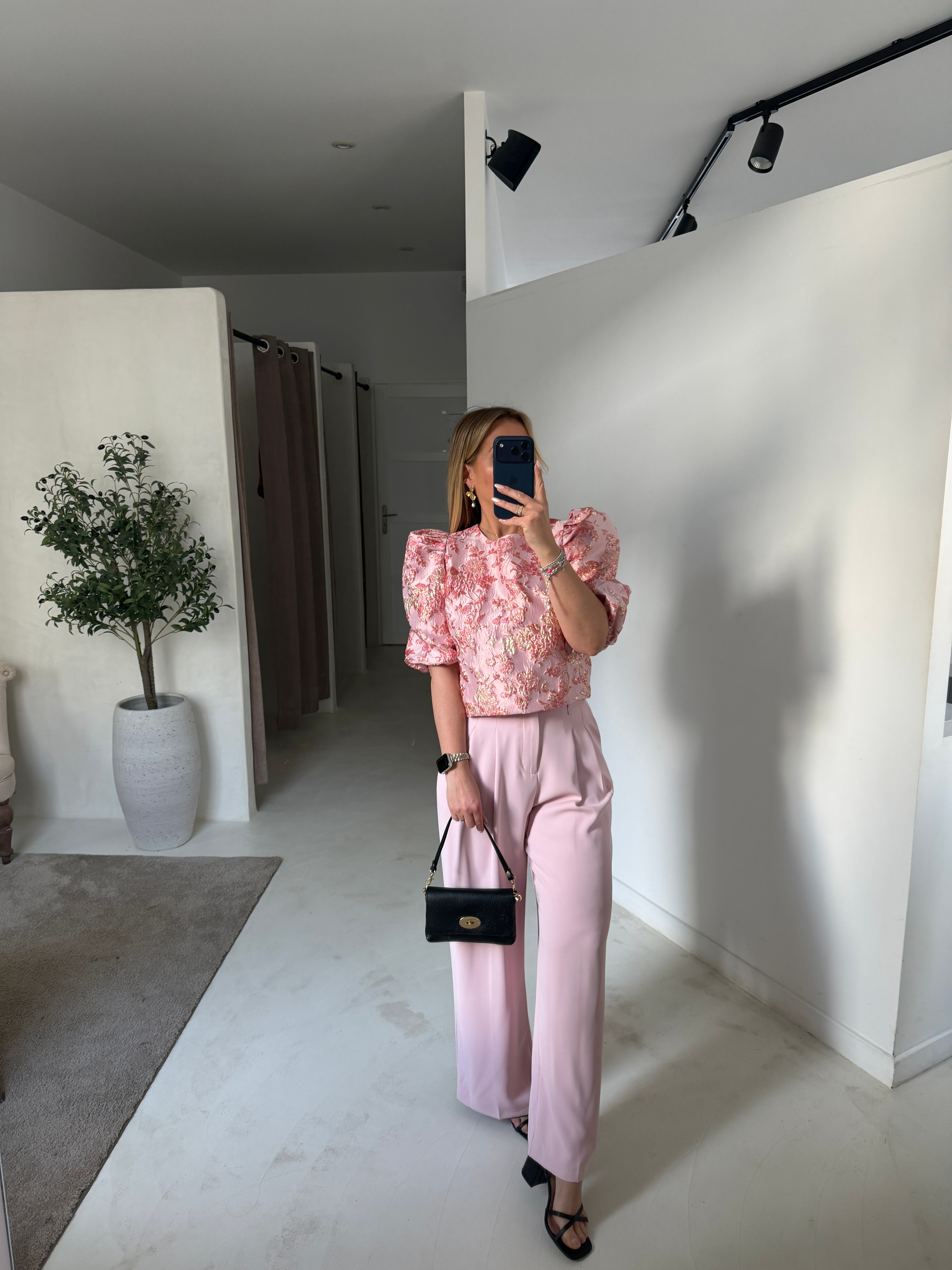 Blouse rose à fleurs et détails dorés — vue 3