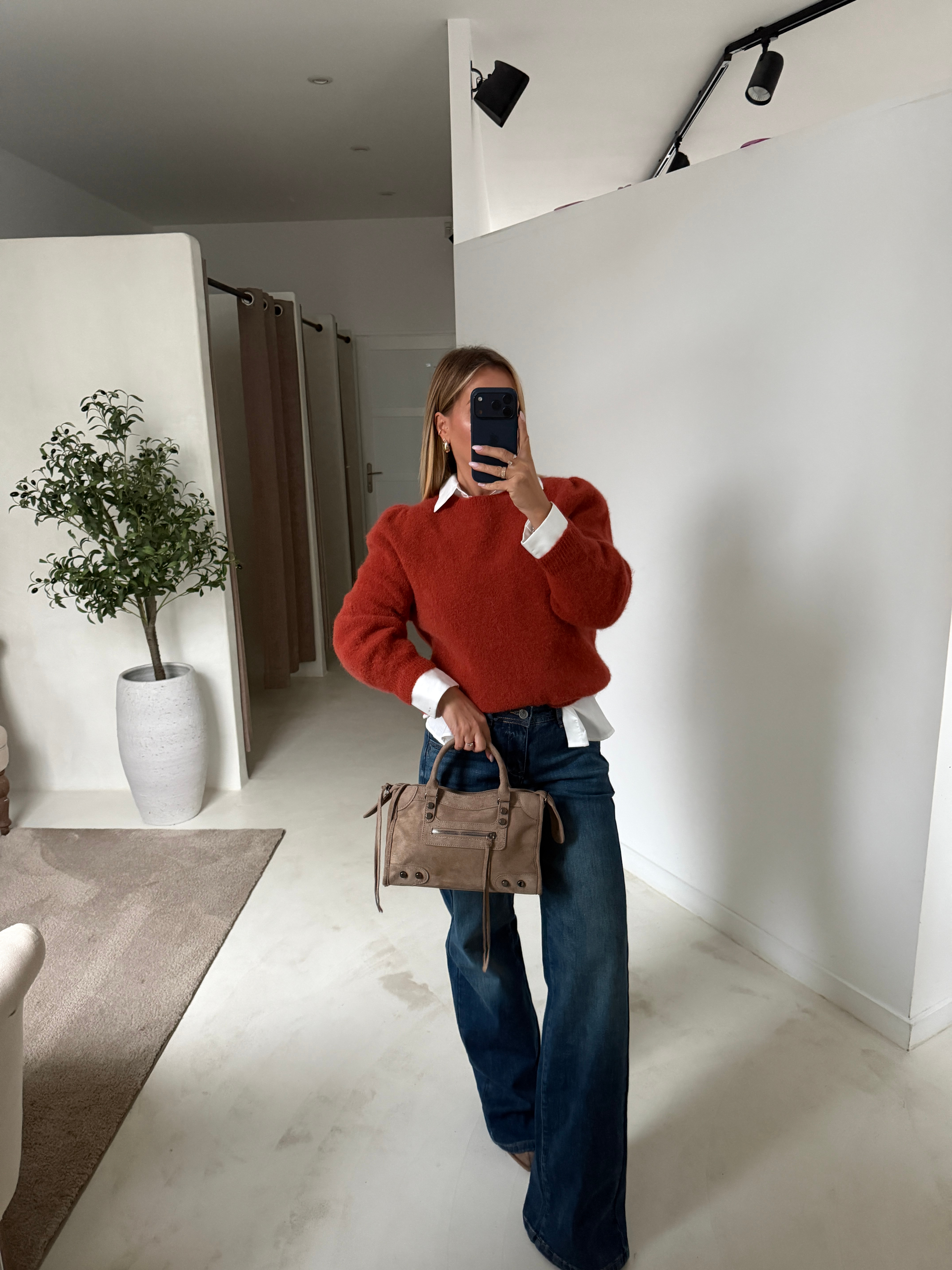Pull fuchsia, foulard et jean écru : quelles couleurs associer vêtements et accessoires, boutique Sodress à Bondues