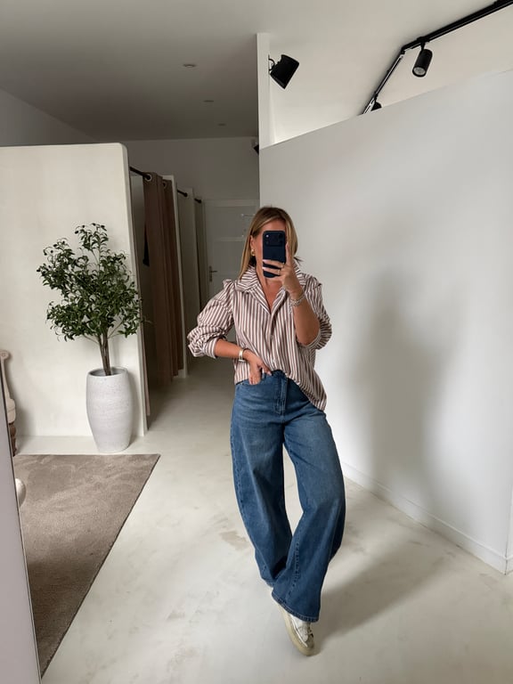 Blouse beige à rayures blanche et col élégant