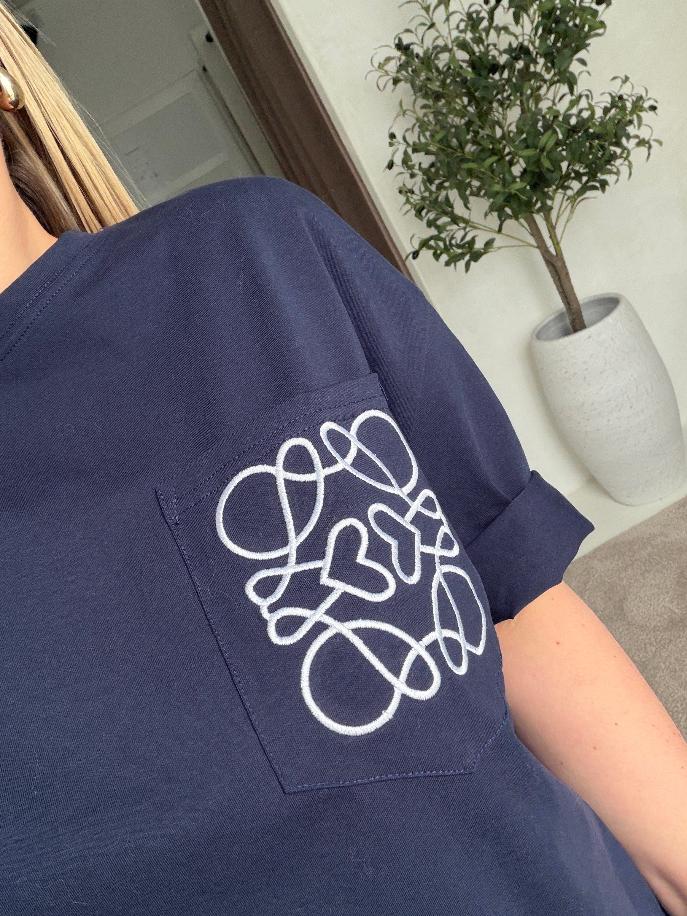 T-shirt court bleu marine avec poche et broderies — vue 2